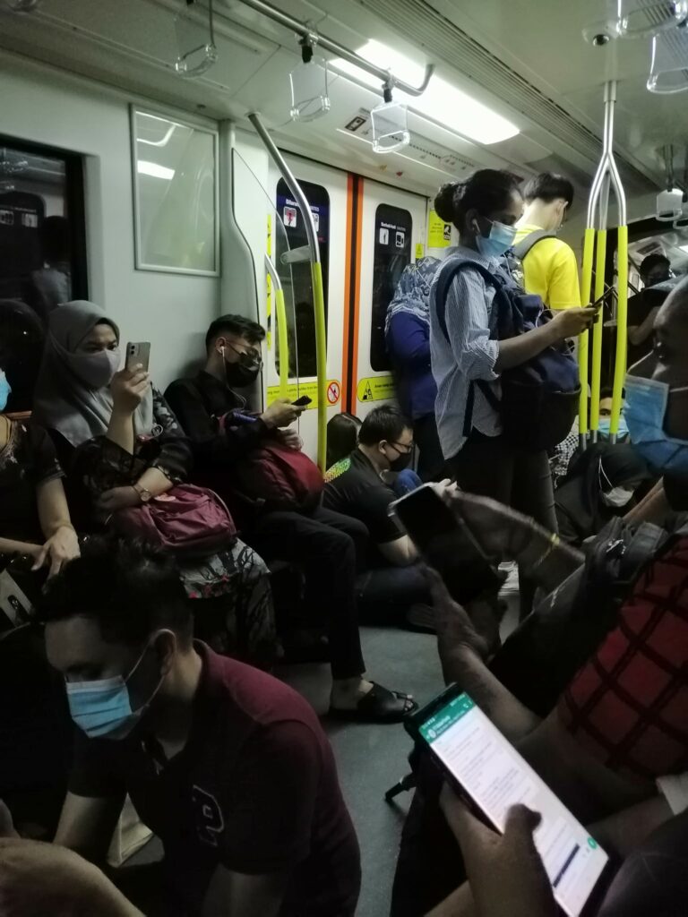 Tuntut Kupon Bayaran Balik LRT 1 tuntut