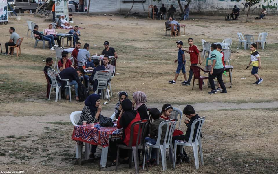 Rakyat Gaza makan di cafe tepi pantai walaupun sekelilingnya hancur musnah dibedil rejim Israel